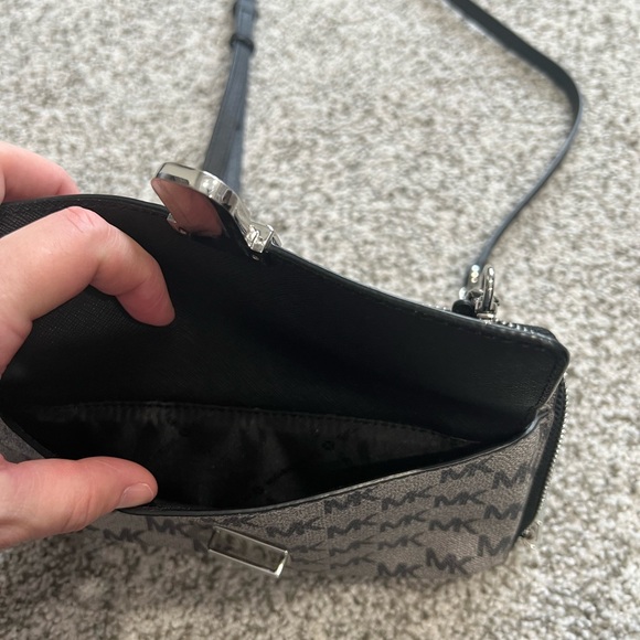 Michael Kors crossbody - Picture 3 of 6